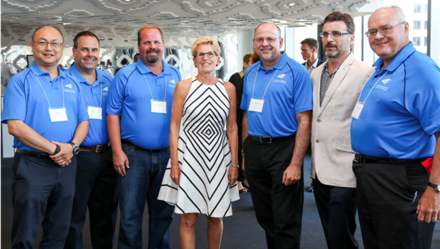 PROFESSIONAL ENGINEERS GOVERNMENT OF FORMER ONTARIO EXECUTIVE MEMBERS WITH PREMIER KATHLEEN WYNNE